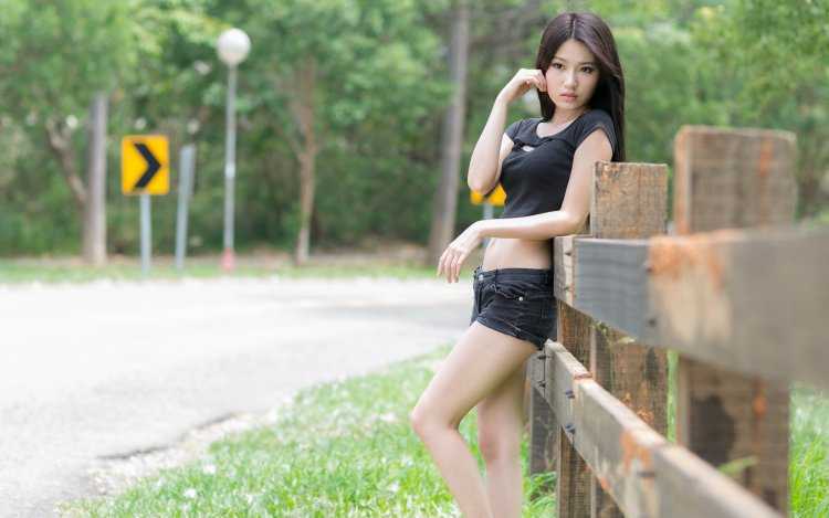 Красивые азиатские девушки в шортах