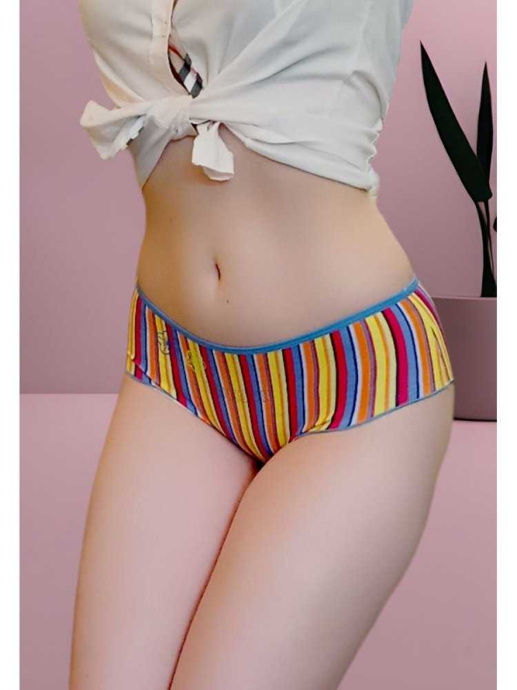 Японка в желтых трусах16