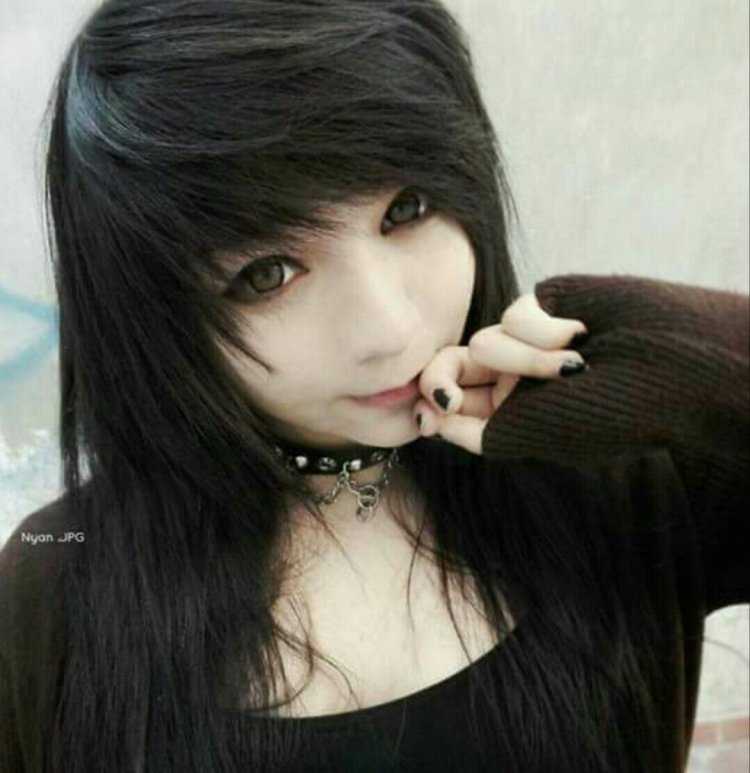 Пленительная эмо-девица с черными кудрявыми волосами