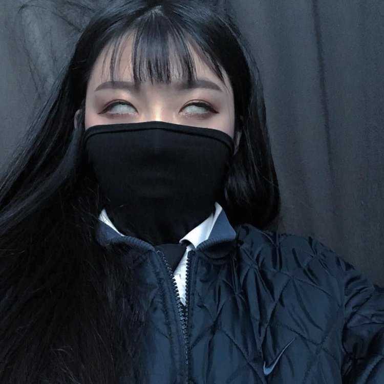 Искушенная кореянка в маске