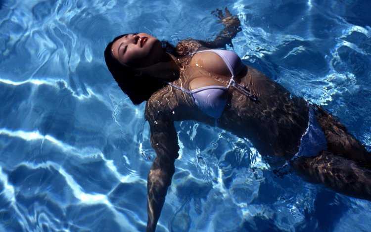 Девушка в воде