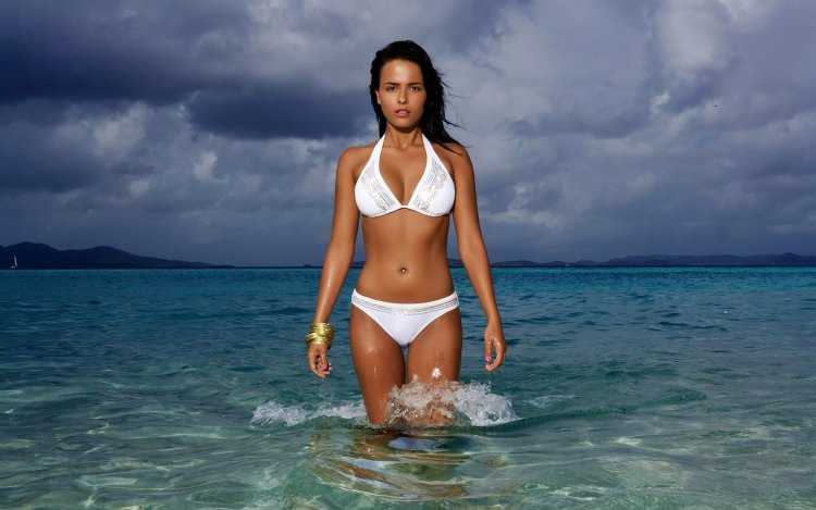 Джина Торрес бикини