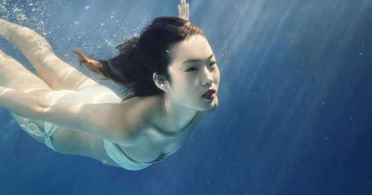 Девушка плывет под водой