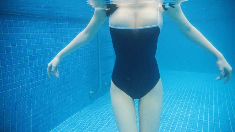 Девушка под водой