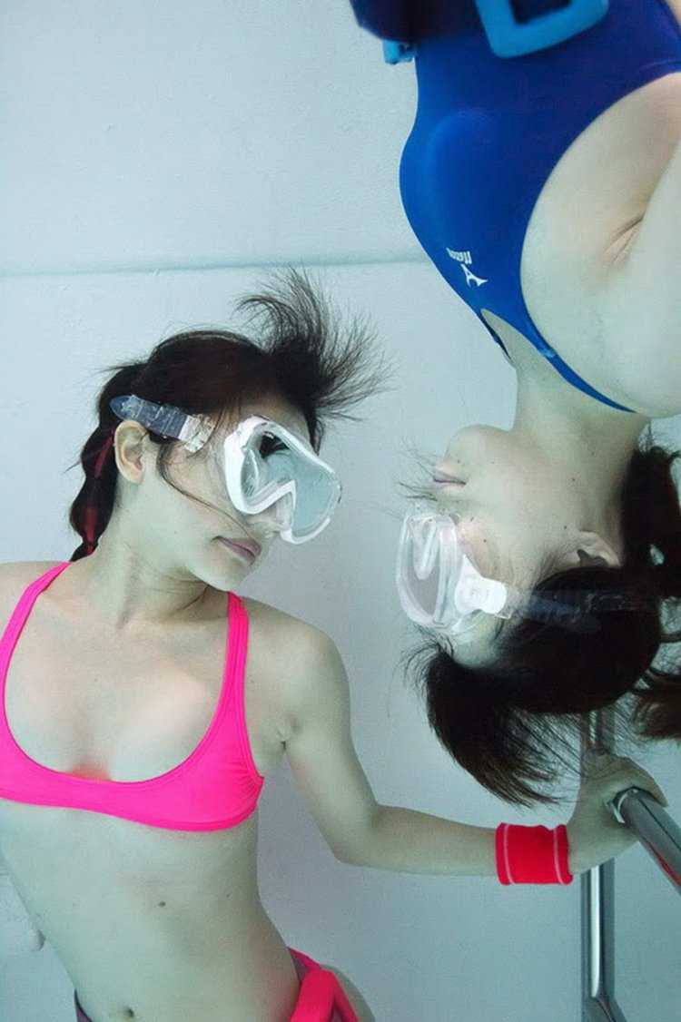 Японки в купальниках под водой