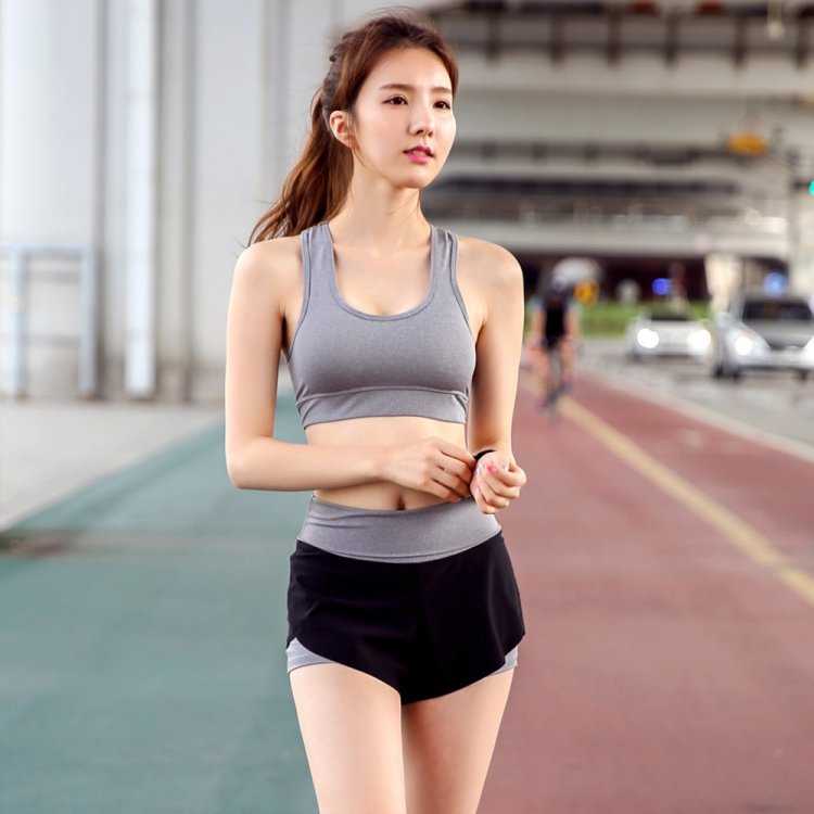 Кореянки в спортивных шортах
