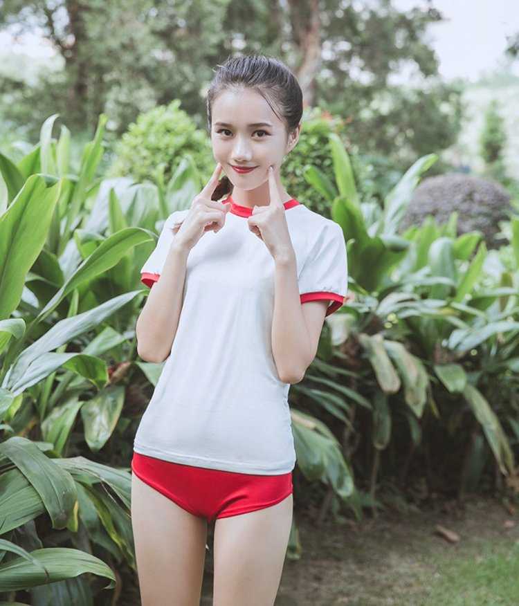 Японки в спортивных шортиках