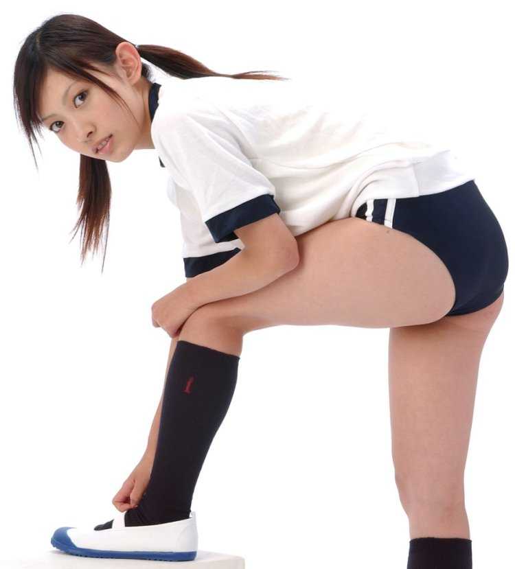 Японки в спортивных шортиках