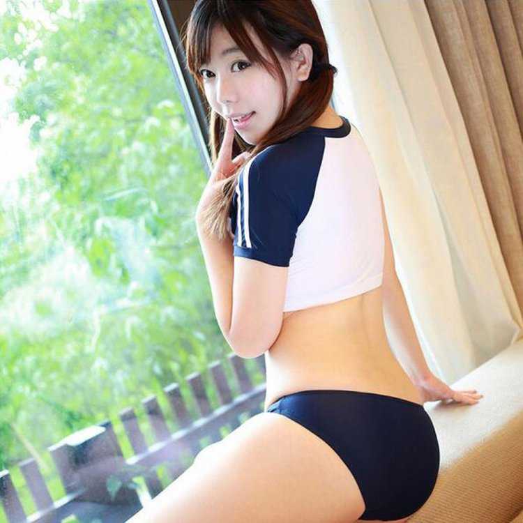 Японки в спортивных шортиках