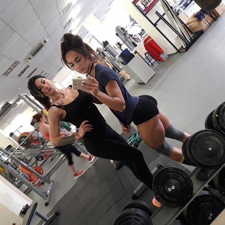 Подруги в тренажерном зале