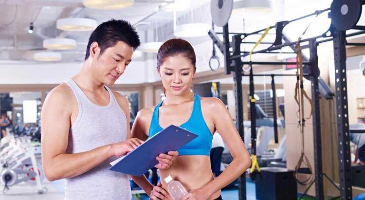 Китаец в купке в фитнес зале