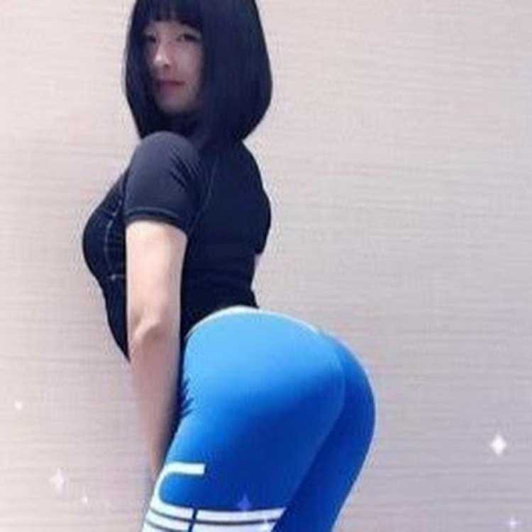 Франческа Джеймс в лосинах