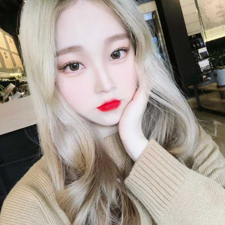 Модель из Кореи Ольджан блондинка