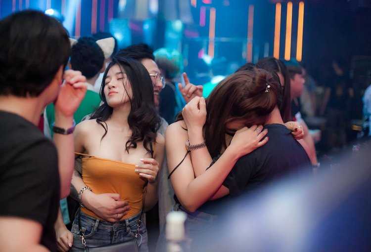 Казашки в ночном клубе