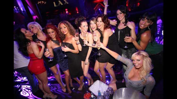 Куча девушек в клубе