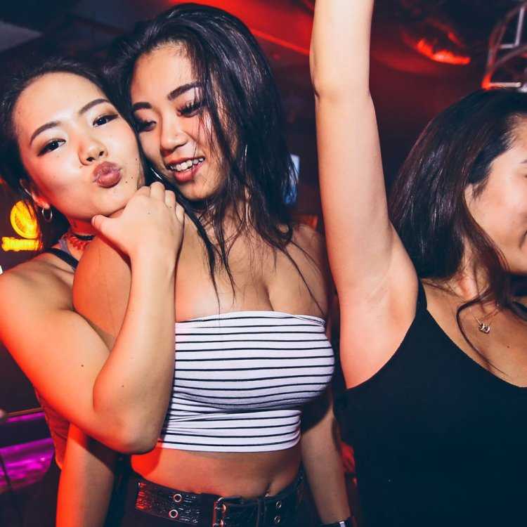 Латиноамериканка в баре