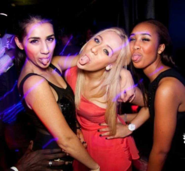 Американские девушке в клубе