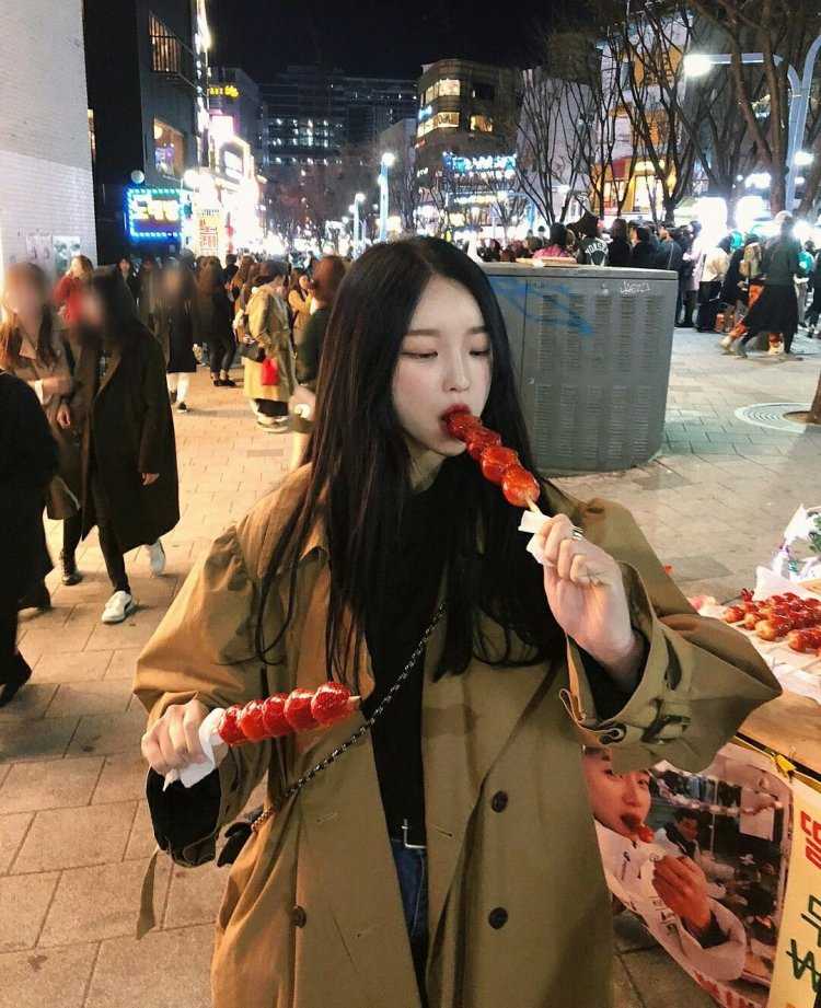 Кореянка с едой