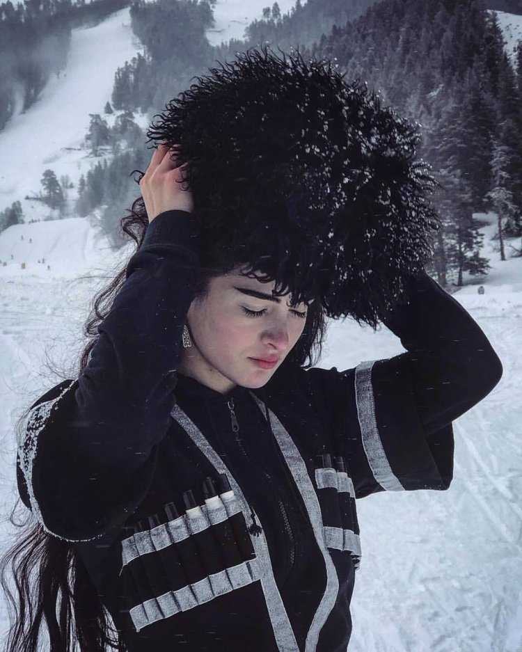 Девушка в папахе