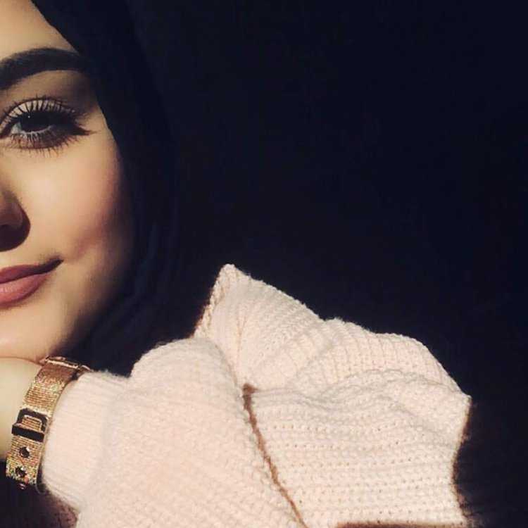 Скромность девушки