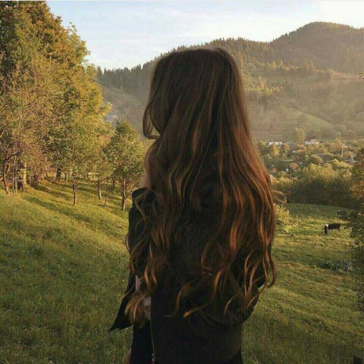 Девушка с длинными каштановыми волосами