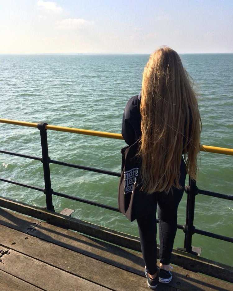 Девушки с светло русыми волосами без лица