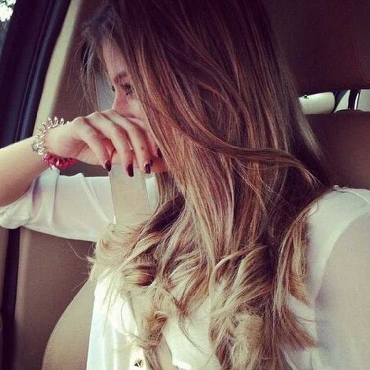 Девушка со светло русыми волосами в авто