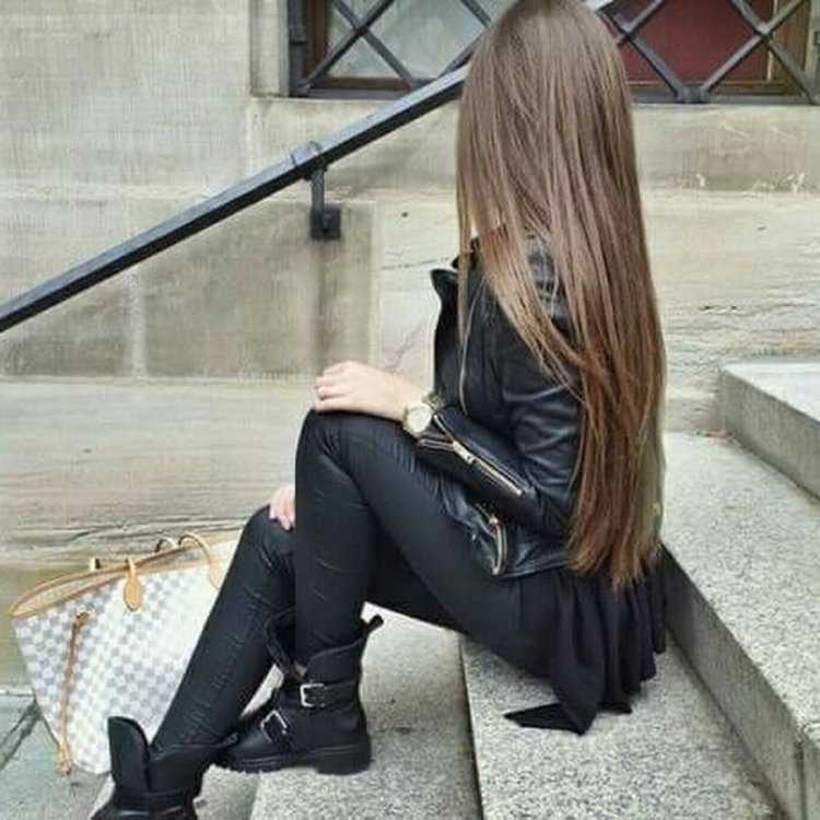 Русая девушка в черном