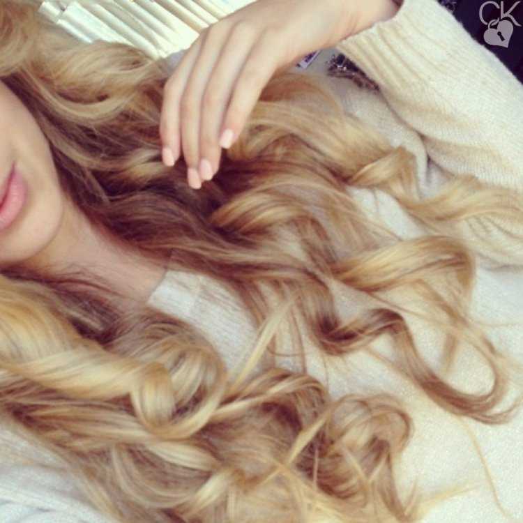 Блондинка с длинными волосами селфи