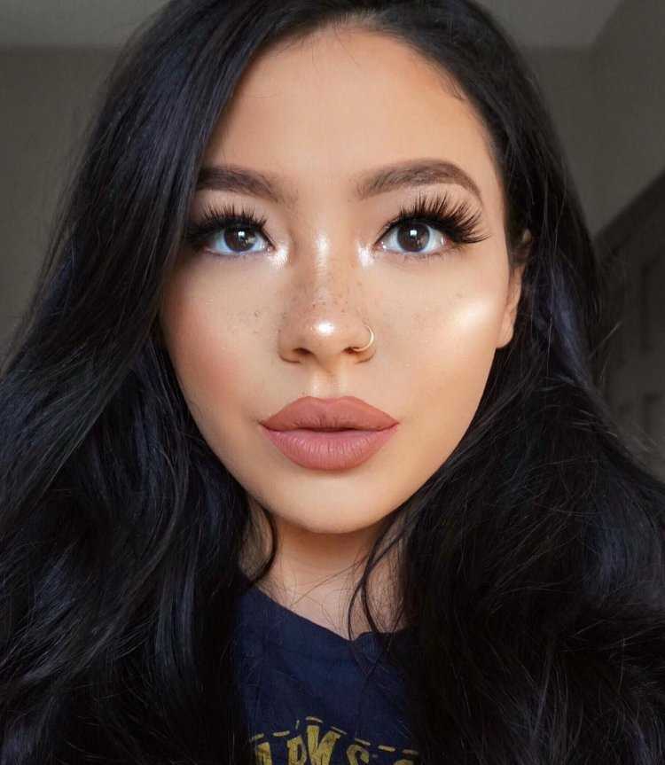 Казашка с бровями