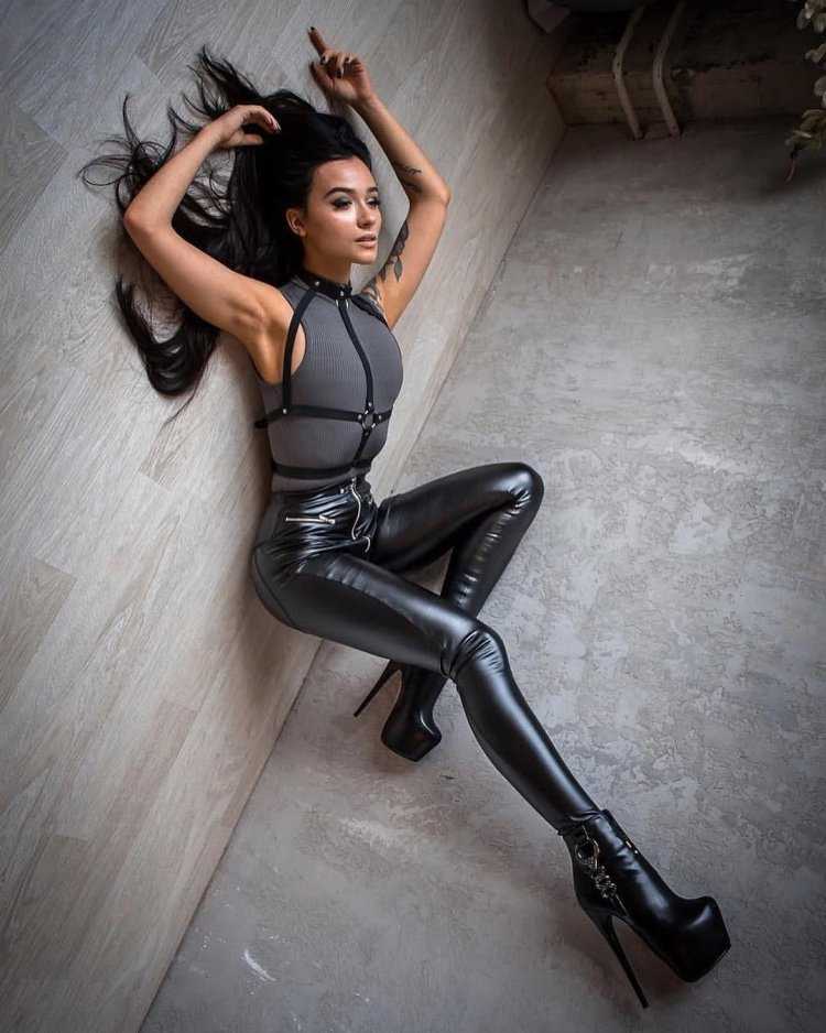 Девушки в кожаных чулках