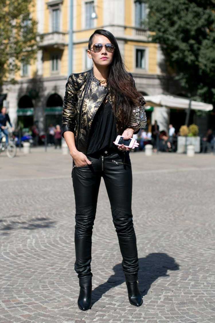 Брюнетка в кожаном платье