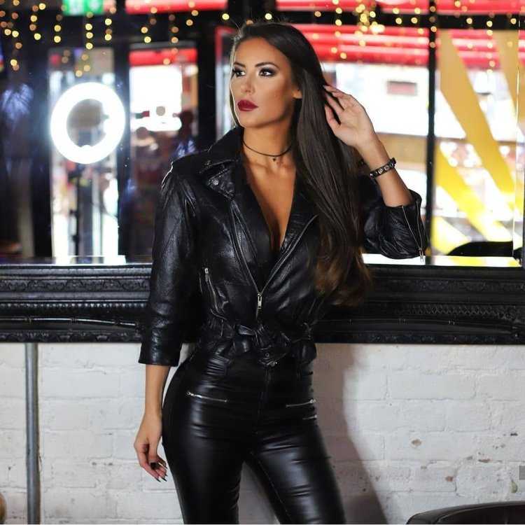 Ольга Серябкина в кожаных штанах