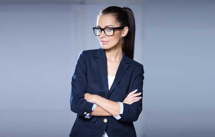 Девушка в костюме и очках