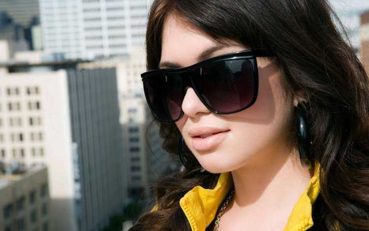 Обычная девушка в темных очках