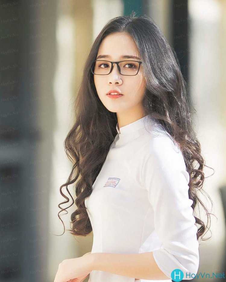 Девушка казашка в солнцезащитных очках