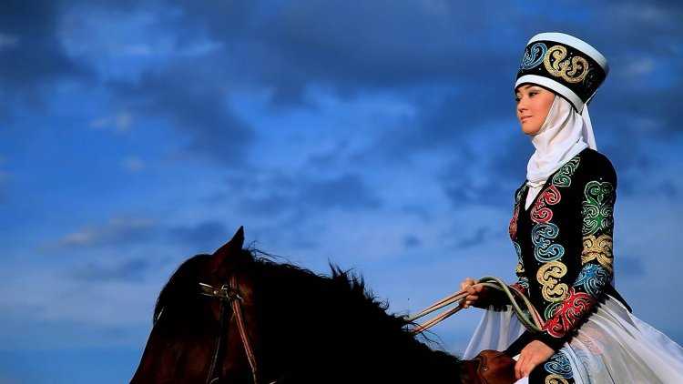 Курманджан Датка с лошадью