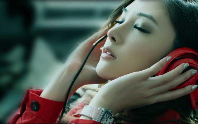 Девушка в наушниках