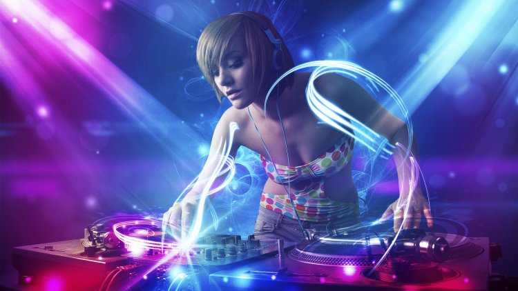 Девушка диджей
