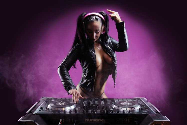 Девушка диджей