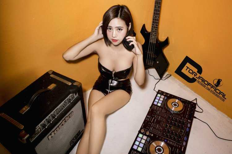 Диджей девушка японка