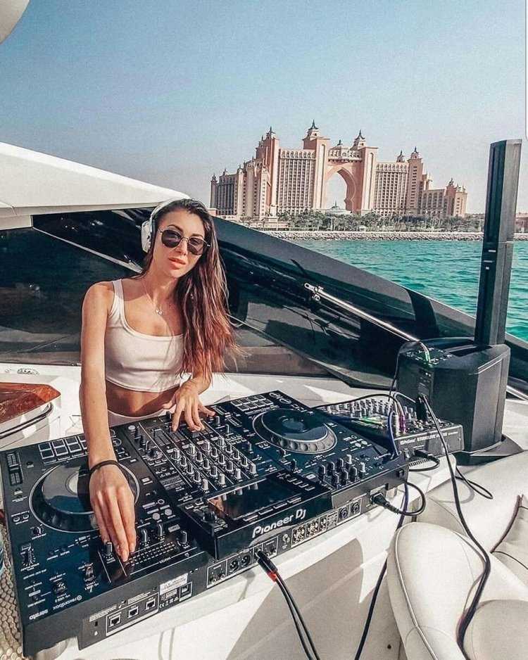 Китаянка диджей девушка28