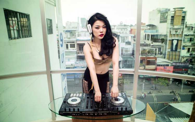 Азиатская девушка диджей