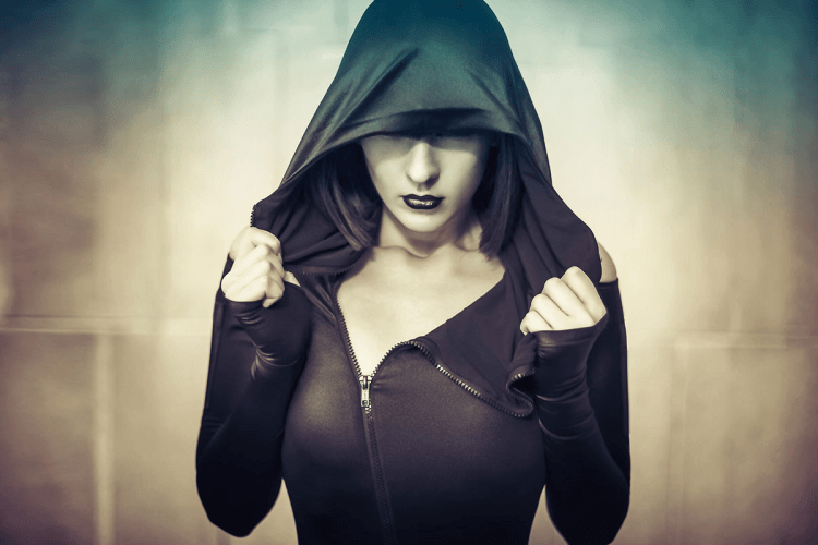Женщина в черном капюшоне