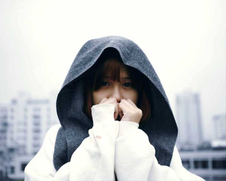 Девушка в белом капюшоне