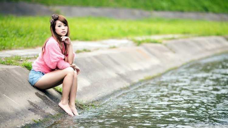 Азиатские девушки босиком