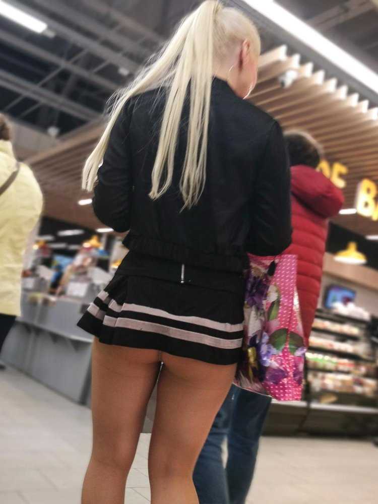 Наклонилась в короткой юбке