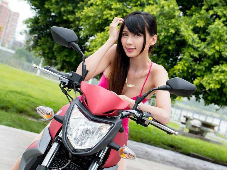 Азиатки на мотоциклах