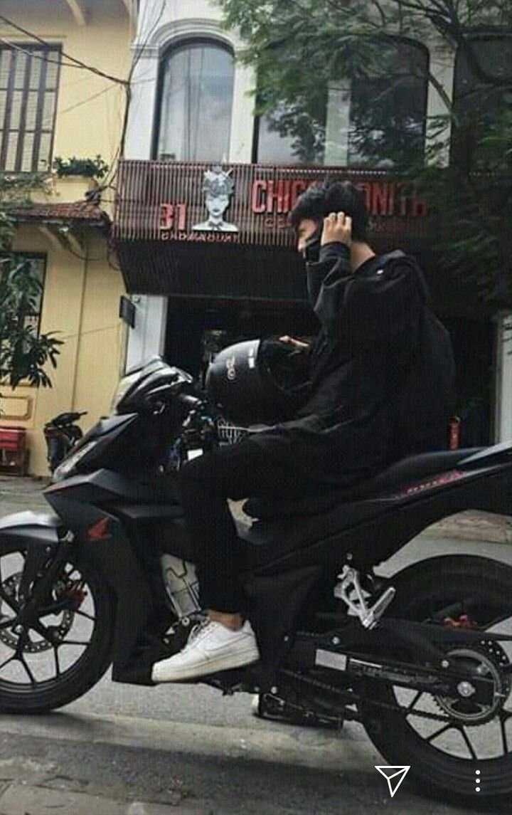 Парень на мотоцикле кореец