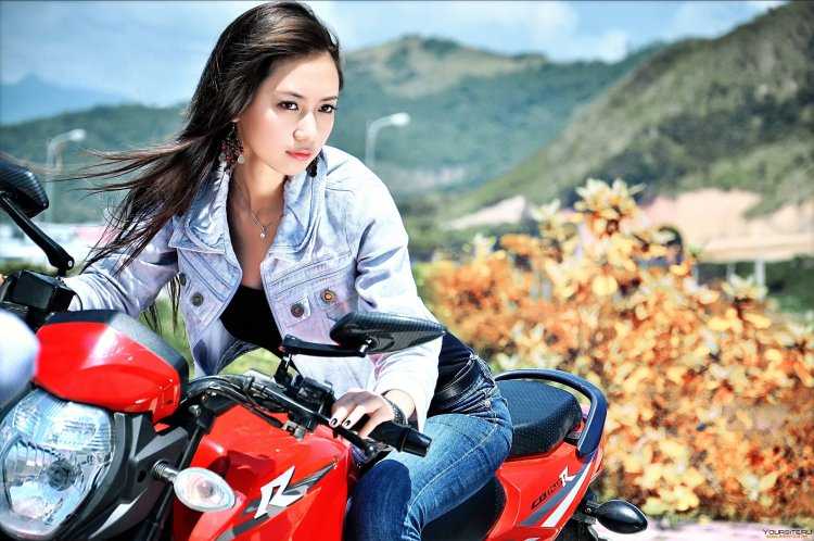 Кореянка Ким Лина мотоцикл